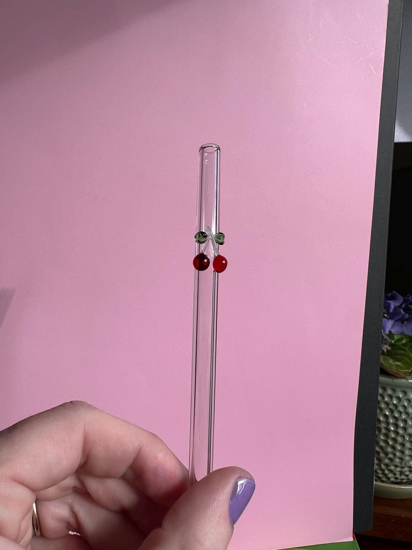 glass straw with decal for 20 oz cup. 9 inches long with a bend. Glass and dishwasher safe
