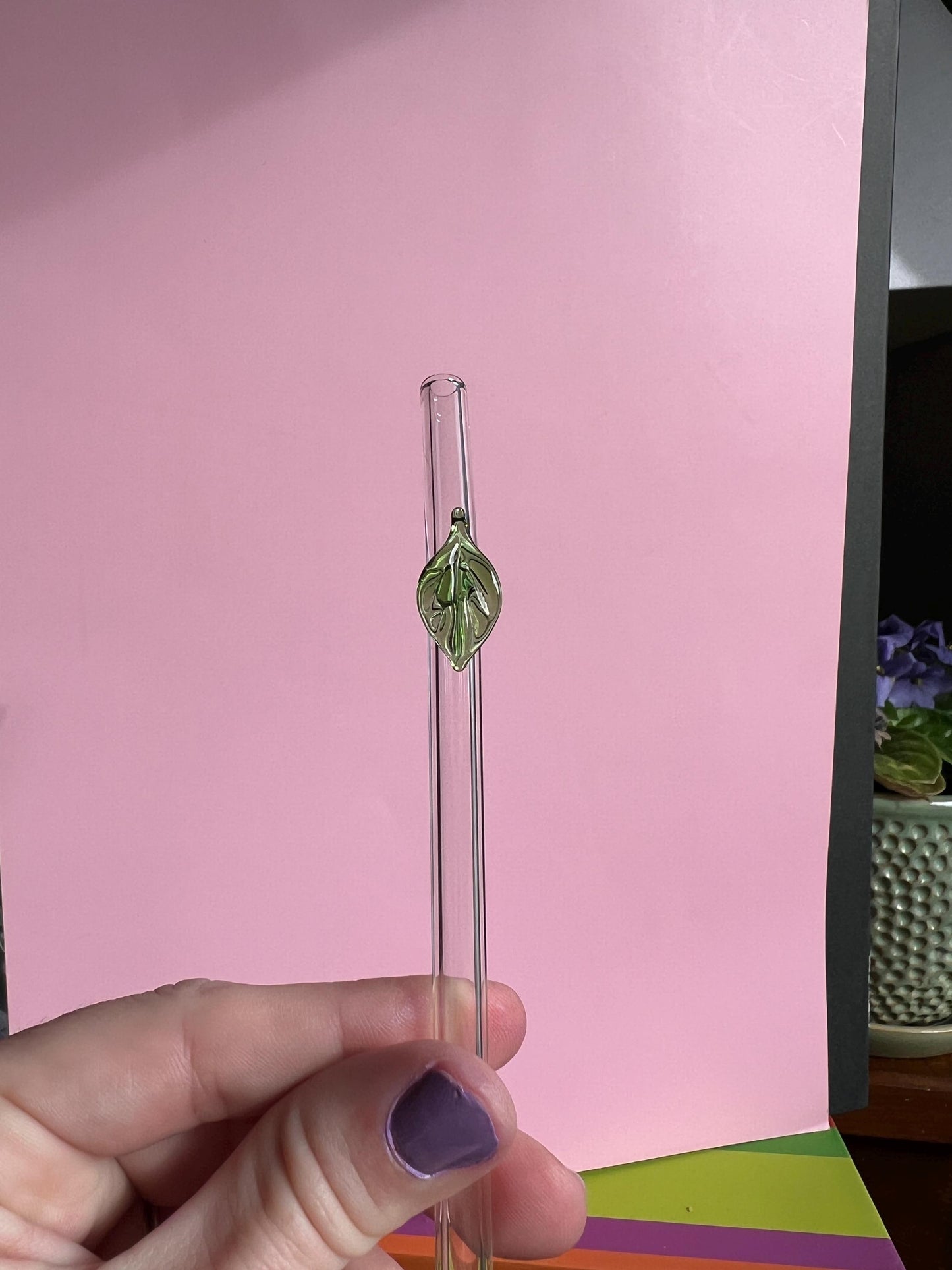 glass straw with decal for 20 oz cup. 9 inches long with a bend. Glass and dishwasher safe